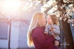 Mama in hči na pomladnem fotografiranju med cvetočimi drevesi / fotografija Nives Brelih